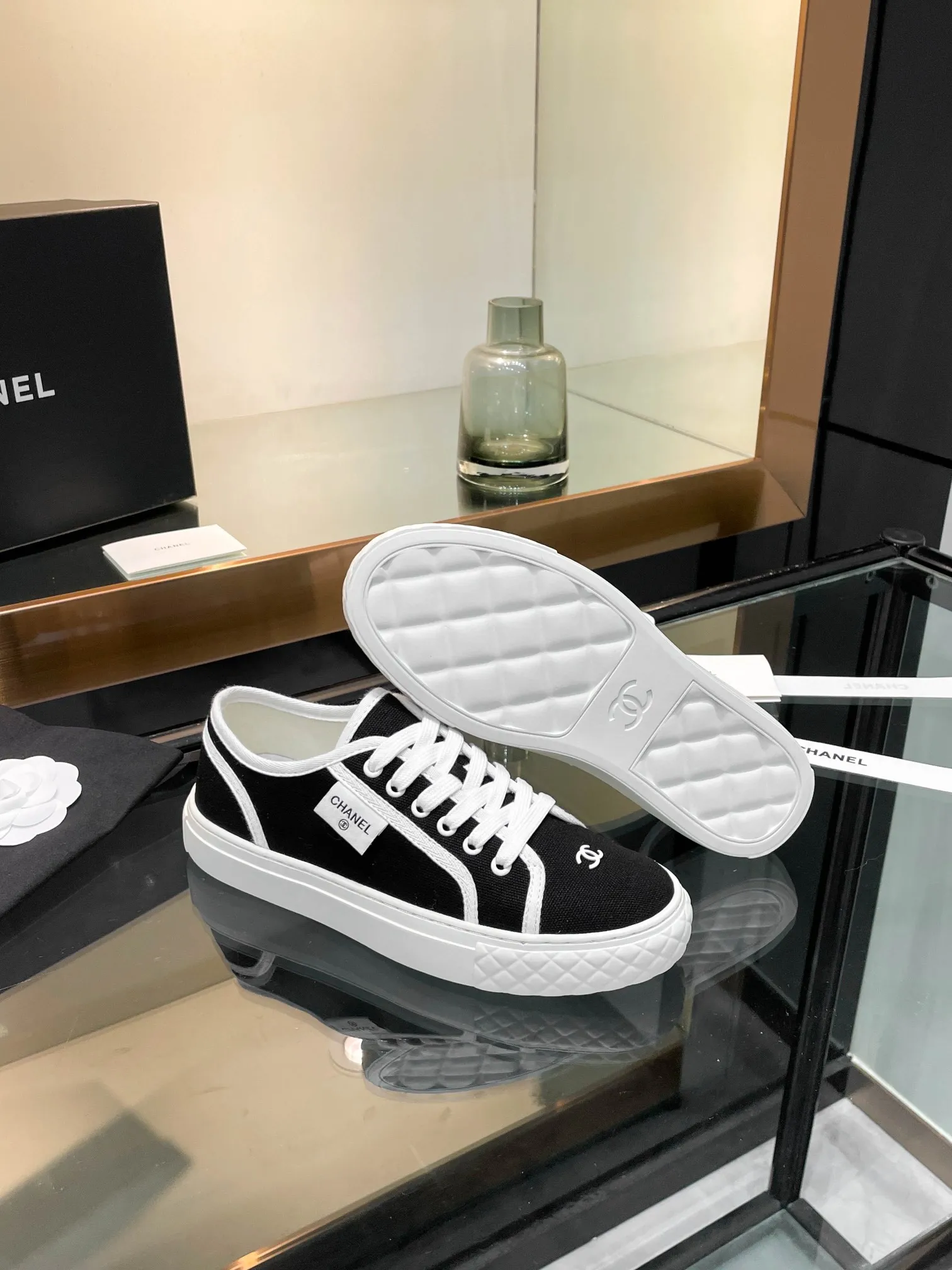 👟👟Ex-factory price 400👟👟 Chanel 2024SF Chanel The latest and currently super popular biscuit shoes, the Internet celebrity Xiaohongshu is crazy about it. It is on sale with a cute and cute style with a bit of retro flavor! The shape is special, very recognizable, slimming and long legs, absolutely powerful, very comfortable to wear, good-looking, comfortable, and height-increasing. I must recommend it to everyone. The main feature of this year's series, minimalist style, fabric: original customized canvas, feet: sheepskin. Number of yards: 35-39 (custom order of 40 pieces is non-refundable)